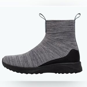 NATIVE Sz 9 Booties Nova Hydroknit Fabric Heather Grey Rubber Sole Pull On Boots